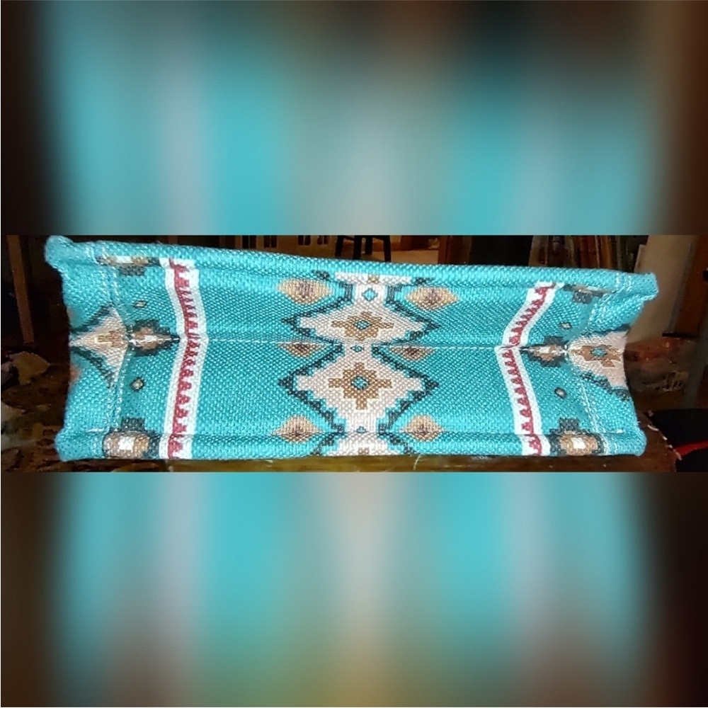Wrangler Aztec Patterned Tote - Picture 6 of 11